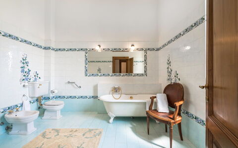 Villa Recanati, Val D'orcia, Private Pool, Jacuzzi: Spiegel, Loodgieterswerkinrichting, Wastafel, Kraan, Azure, Wastafel In De Badkamer, Purper, Badkamerkast, Badkamer, Gebouw