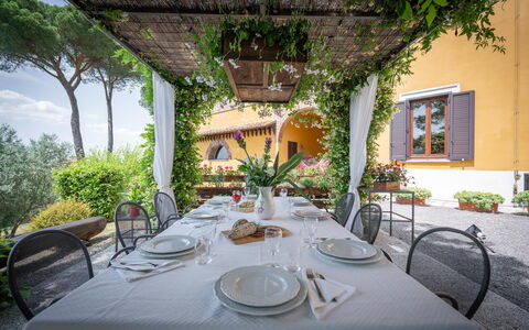 Villa Recanati, Val D'orcia, Private Pool, Jacuzzi: Tafel, Fabriek, Tableware, Eigendom, Meubilair, Gebouw, Stoel, Tafelkleed, Dishware, Interieur Ontwerp