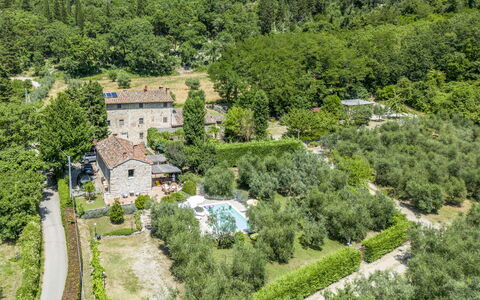 Fienile Di Fabio - Colline Fiorentine Vaiano, Tosc: Fabriek, Gebouw, Boom, Natuurlijk Landschap, Huis, Land Lot, Venster, Landschap, Groundcover, Heuvel