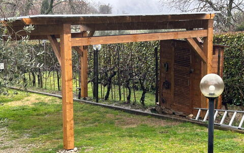 Fienile Di Fabio - Colline Fiorentine Vaiano, Tosc: Hout, Tuin, Beits, Backyard, Schaduw, Hardwood, Outdoor Structuur, Garden Gebouwen, Pergola, Landscaping