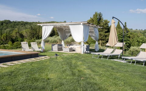 Villa Zara: Lucht, Wolk, Fabriek, Schaduw, Boom, Land Lot, Gras, Landschap, Onroerend Goed, Vrije Tijd