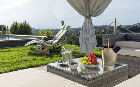 Villa Zara: Lucht, Eigendom, Tafel, Fabriek, Gebouw, Buitenmeubels, Voedsel, Gras, Boom, Stedelijk Ontwerp