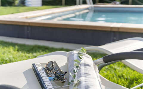 Villa Zara: Water, Wit, Licht, Groen, Fabriek, Gras, Lijn, Automotive Design