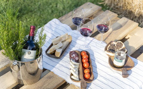 Villa Zara: Voedsel, Tableware, Tafel, Hout, Ingrediënt, Keuken, Fles, Fabriek, Serveware