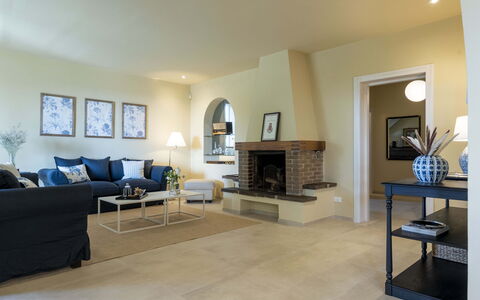 Villa Zara: Eigendom, Fotolijst, Bankstel, Woonkamer, Verdieping, Kamerplant, Flooring, Tafel, Onroerend Goed, Hout