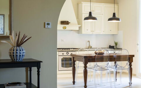 Villa Zara: Meubilair, Tafel, Cabinetry, Gebouw, Hout, Keuken, Verlichting, Interieur Ontwerp, Stellingen, Woonkamer