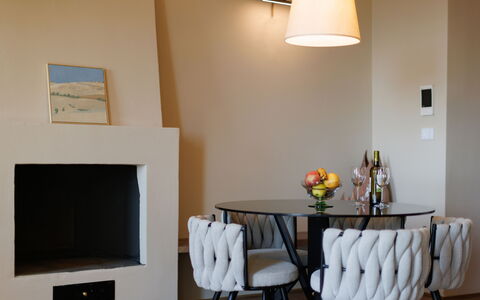 Casa Novecento: Tafel, Meubilair, Eigendom, Hout, Verlichting, Oranje, Stoel, Interieur Ontwerp, Huis, Flooring