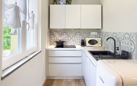 La Casa Dei Glicini - Levanto: Cabinetry, Gootsteen, Eigendom, Wastafel, Kraan, Countertop, Loodgieterswerkinrichting, Venster, Interieur Ontwerp, Keuken