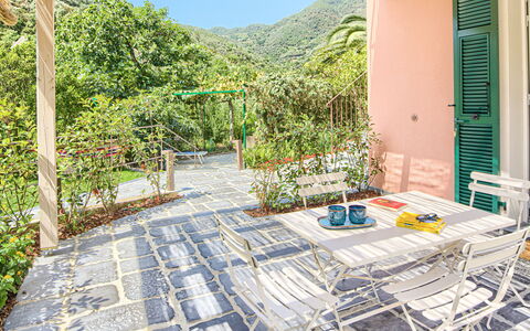 La Casa Dei Glicini - Levanto: Fabriek, Gebouw, Lucht, Buitenmeubels, Schaduw, Vrije Tijd, Woongebied, Stedelijk Ontwerp, Zwembad, Onroerend Goed