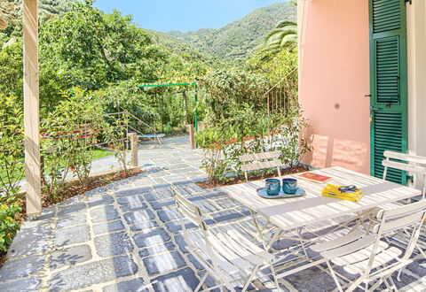 La Casa Dei Glicini - Levanto: Fabriek, Gebouw, Lucht, Buitenmeubels, Schaduw, Vrije Tijd, Woongebied, Stedelijk Ontwerp, Zwembad, Onroerend Goed