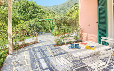 La Casa Dei Glicini - Levanto: Fabriek, Gebouw, Lucht, Buitenmeubels, Schaduw, Vrije Tijd, Woongebied, Stedelijk Ontwerp, Zwembad, Onroerend Goed