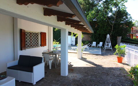 Pupa House: Fabriek, Gebouw, Schaduw, Boom, Woongebied, Onroerend Goed, Facade, Kamerplant, Hout, Dak