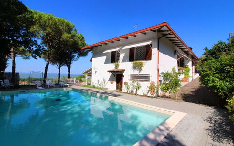 Pupa House: Water, Fabriek, Lucht, Eigendom, Gebouw, Zwembad, Boom, Azure, Venster, Schaduw