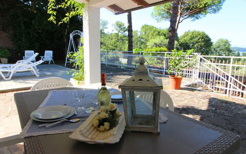 Pupa House: Tafel, Tableware, Fabriek, Meubilair, Lucht, Gebouw, Boom, Stoel, Interieur Ontwerp, Buitenmeubels