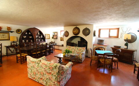 Pupa House: Fotolijst, Meubilair, Bankstel, Tafel, Verlichting, Hout, Interieur Ontwerp, Verdieping, Woonkamer, Onroerend Goed