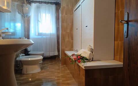 Pupa House: Eigendom, Wastafel, Loodgieterswerkinrichting, Kraan, Hout, Interieur Ontwerp, Badkamerkast, Badkamer, Venster, Flooring