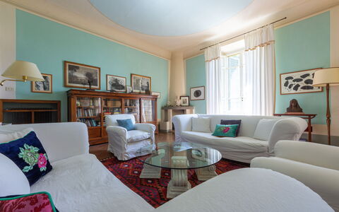 Castello Di Quarate: Meubilair, Fotolijst, Azure, Bankstel, Woonkamer, Tafel, Interieur Ontwerp, Verdieping, Lamp, Comfort