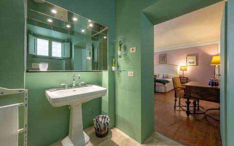 Castello Di Quarate: Spiegel, Kraan, Wastafel, Loodgieterswerkinrichting, Eigendom, Meubilair, Wastafel In De Badkamer, Badkamer, Verlichting, Interieur Ontwerp