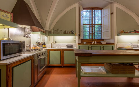 Castello Di Quarate: Eigendom, Cabinetry, Meubilair, Countertop, Venster, Hout, Keuken, Toestel Van De Keuken, Fornuis, Verlichting