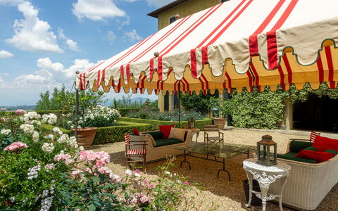 Castello Di Quarate: Bloem, Fabriek, Meubilair, Wolk, Tafel, Natuur, Lucht, Schaduw, Buitenmeubels, Stoel