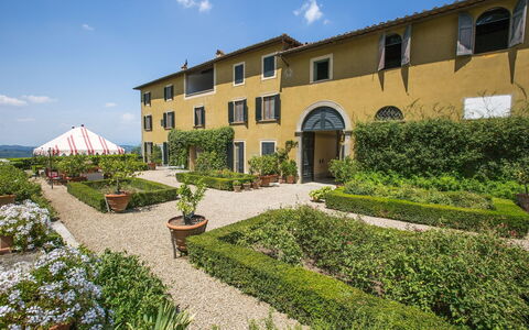 Castello Di Quarate: Fabriek, Wolk, Lucht, Eigendom, Venster, Gebouw, Vegetation, Land Lot, Gras, Bloem
