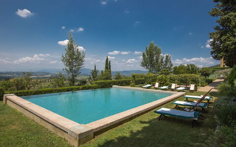 Castello Di Quarate: Wolk, Water, Fabriek, Lucht, Zwembad, Gebouw, Boom, Azure, Natuurlijk Landschap, Rechthoek