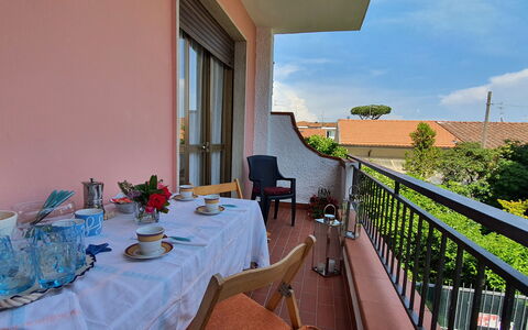 La Butterfly: Meubilair, Eigendom, Tafel, Fabriek, Lucht, Gebouw, Stoel, Bloempot, Tableware, Wolk