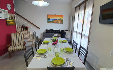 La Butterfly: Tafel, Meubilair, Fotolijst, Tableware, Groen, Stoel, Interieur Ontwerp, Verdieping, Flooring, Woonkamer