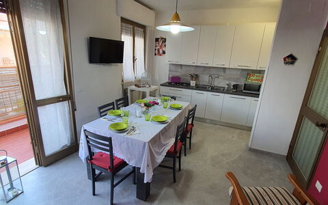 La Butterfly: Meubilair, Countertop, Cabinetry, Tafel, Stoel, Keuken, Wastafel, Verdieping, Flooring, Onroerend Goed