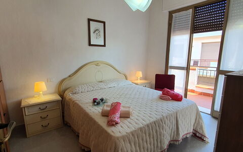 La Butterfly: Meubilair, Gebouw, Venster, Comfort, Hout, Textiel, Interieur Ontwerp, Verlichting, Bed Frame, Verdieping