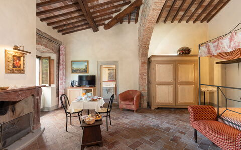 Locanda Di Alberi Without Kitchen: Fotolijst, Meubilair, Stoel, Hout, Gebouw, Interieur Ontwerp, Verdieping, Flooring, Woonkamer, Hardwood