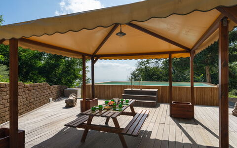 Casa Serra: Meubilair, Eigendom, Tafel, Fabriek, Gebouw, Schaduw, Hout, Buitenmeubels, Wolk, Boom