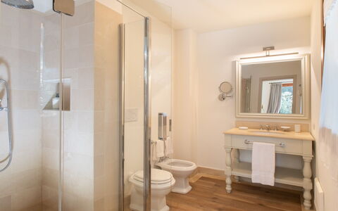 Villa La Pineta: Loodgieterswerkinrichting, Spiegel, Gebouw, Eigendom, Kraan, Badkamer, Purper, Interieur Ontwerp, Wastafel In De Badkamer, Wastafel