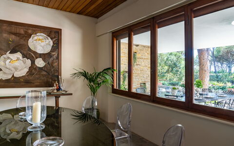 Villa La Pineta: Fabriek, Gebouw, Eigendom, Venster, Bloempot, Fotolijst, Kamerplant, Interieur Ontwerp, Hout, Woonkamer