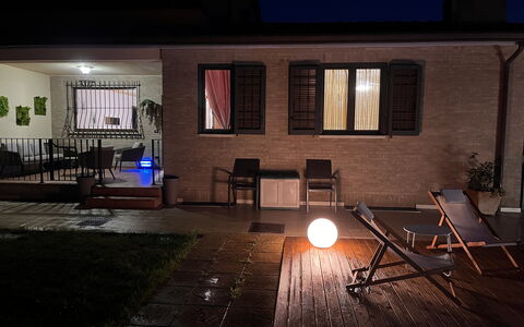 Villa Castelnuovo: Eigendom, Venster, Architectuur, Interieur Ontwerp, Hout, Weg Oppervlak, Gebouw, Woongebied, Schaduw, Lucht