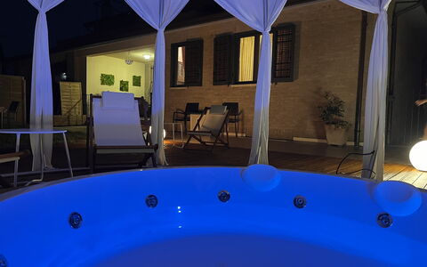 Villa Castelnuovo: Eigendom, Blauw, Water, Licht, Gebouw, Azure, Natuur, Schaduw, Venster, Architectuur