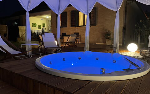 Villa Castelnuovo: Water, Licht, Azure, Gebouw, Verlichting, Schaduw, Interieur Ontwerp, Buitenmeubels, Zwembad, Vrije Tijd