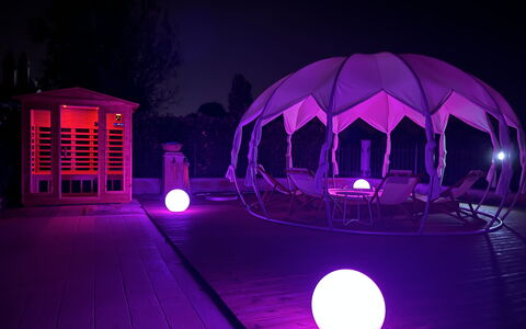 Villa Castelnuovo: Purper, Lucht, Wereld, Paars, Magenta, Landmark, Gebouw, Tinten En Schaduwen, Pret, Symmetrie