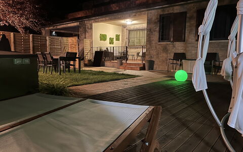 Villa Castelnuovo: Eigendom, Gebouw, Interieur Ontwerp, Architectuur, Huis, Hout, Gras, Verdieping, Fabriek, Onroerend Goed