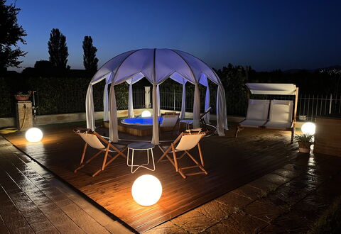Villa Castelnuovo: Lucht, Meubilair, Gebouw, Licht, Tafel, Verlichting, Buitenmeubels, Schaduw, Stoel, Tent