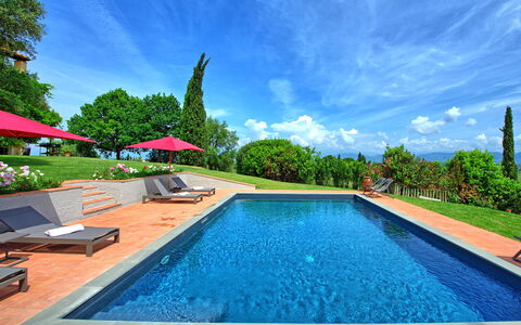 Villa Marliana: Water, Lucht, Wolk, Fabriek, Eigendom, Zwembad, Natuur, Azure, Boom, Buitenmeubels