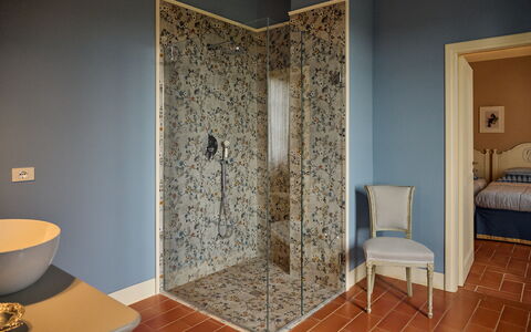 Villa Marliana: Muur, Flooring, Interieur Ontwerp, Loodgieterswerkinrichting, Verdieping, Bruin, Loodgieter, Badkamer, Tegel, Glas