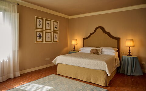 Villa Marliana: Meubilair, Bed, Interieur Ontwerp, Slaapkamer, Muur, Verdieping, Bedding, Flooring, Laken, Kamer