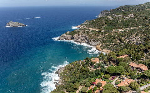 Argentarola House, Porto Santo Stefano, Seaview An: Water, Lucht, Azure, Natuurlijk Landschap, Kust En Oceanic Landvormen, Terrein, Boom, Fabriek, Landschap, Berg