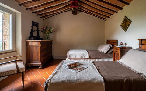 Monticchiello Apartment With Garden, Wifi, Pienza,: Meubilair, Bed, Hout, Flooring, Slaapkamer, Interieur Ontwerp, Verdieping, Huis, Bedding, Laken