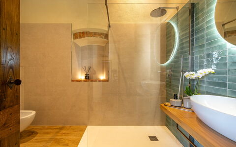 Monticchiello Apartment With Garden, Wifi, Pienza,: Interieur Ontwerp, Badkamer, Flooring, Muur, Loodgieterswerkinrichting, Verdieping, Verlichting, Spiegel, Lichte Inrichting, Kraan