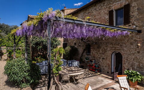 Monticchiello Apartment With Garden, Wifi, Pienza,: Fabriek, Eigendom, Venster, Lucht, Bloem, Wolk, Gebouw, Azure, Purper, Huis
