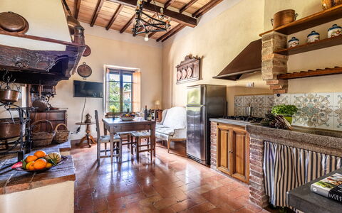 Monticchiello Apartment With Garden, Wifi, Pienza,: Tafel, Meubilair, Eigendom, Cabinetry, Hout, Keuken, Interieur Ontwerp, Countertop, Fotolijst, Woonkamer