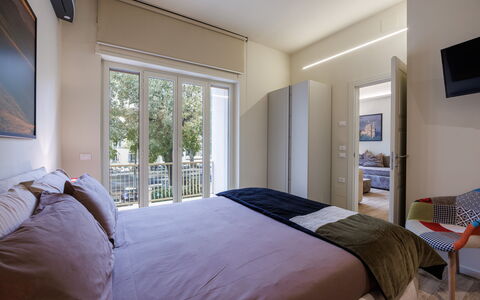 Betty Florence Charming Modern Apartment Near Piaz: Meubilair, Eigendom, Gebouw, Comfort, Azure, Hout, Textiel, Bed Frame, Schaduw, Interieur Ontwerp