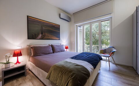 Betty Florence Charming Modern Apartment Near Piaz: Meubilair, Eigendom, Comfort, Fotolijst, Hout, Interieur Ontwerp, Lamp, Schaduw, Verdieping, Hoofdkussen